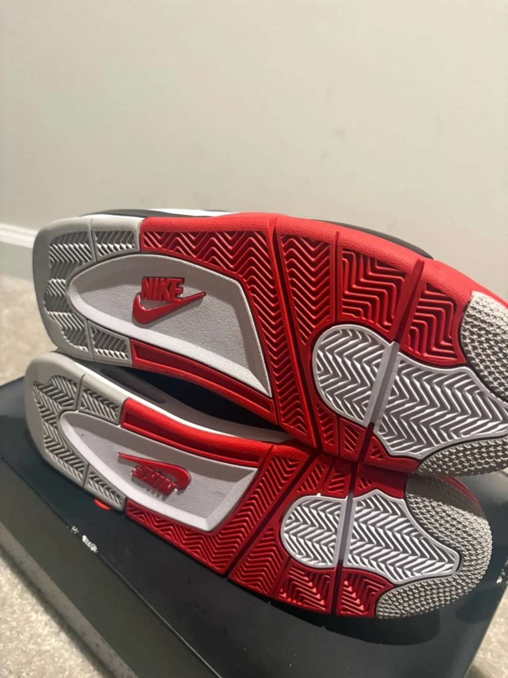 Jordan Men's White and Red Retro Basketball Sneakers